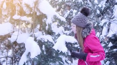 Genç kadın kar köknar-ağacı ile oynarken