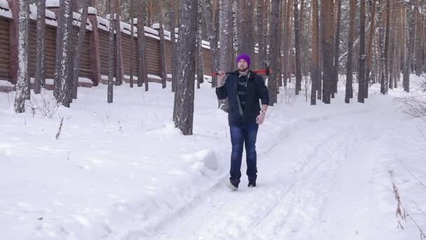 Ο ξυλοκόπος με το τσεκούρι του επιστρέφει από τη δουλειά του χειμερινού δάσους. — Αρχείο Βίντεο