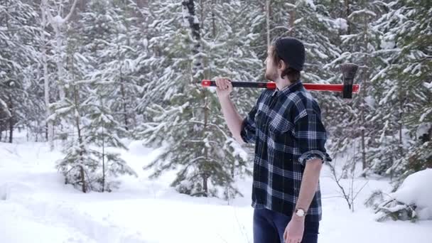 Lumberjack de pé com seu machado na floresta, vazamento de luz cercá-lo — Vídeo de Stock