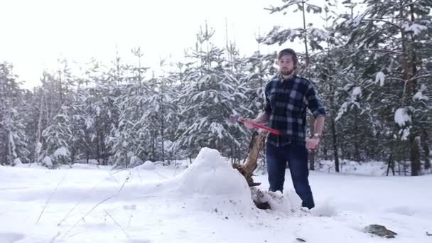 Müder Holzfäller steht im Winterwald, Dampf dringt aus seinem Mund — Stockvideo