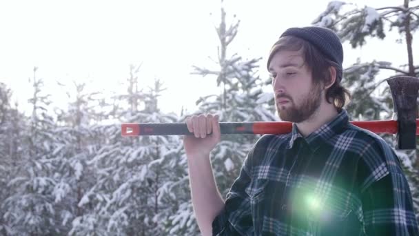 Lumberjack stojący z jego siekierą w lesie, wyciek światła otaczają go — Wideo stockowe