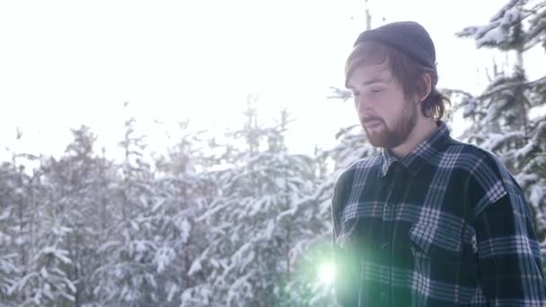 Lumberjack de pé com seu machado na floresta, vazamento de luz cercá-lo — Vídeo de Stock