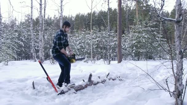 Lumberjack próbuje uruchomić manualną piłę łańcuchowa — Wideo stockowe