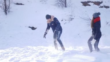 Genç ve güzel bir çift Kış ormanda yürüyüş aşık