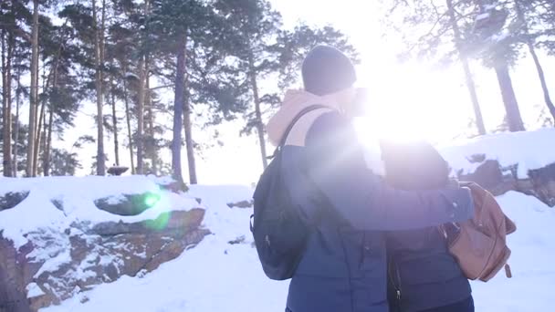 Jonge en mooie paar verliefd wandelen in de bossen van de winter — Stockvideo