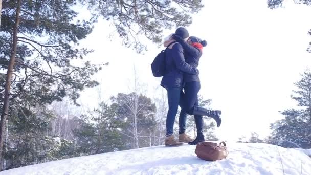 Fiatal és szép pár szerelmes séta a téli erdőben — Stock videók