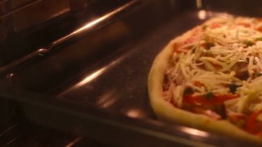 Mutfakta ev fırın pizza pişirme kapatın
