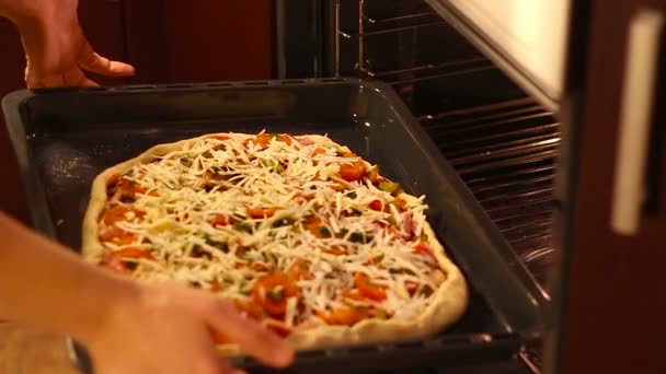 Закрыть приготовление пиццы в домашней духовке на кухне — стоковое видео