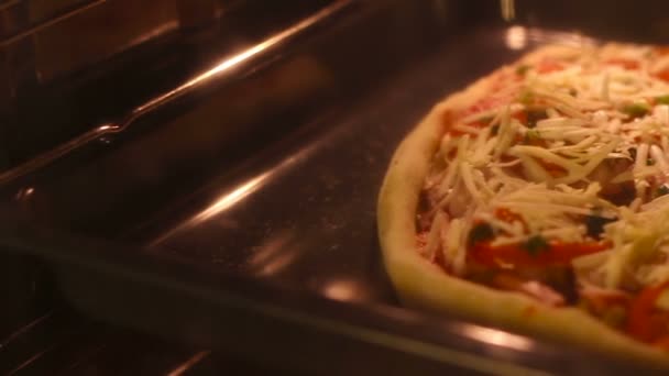 Primer plano cocina pizza en casa horno en la cocina — Vídeos de Stock