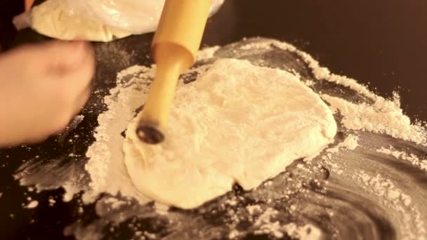Close-up pizza maken in huis keuken voor hobby. — Stockvideo