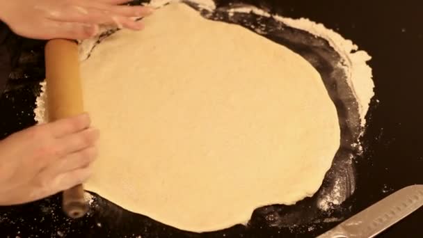 Close-up pizza maken in huis keuken voor hobby. — Stockvideo