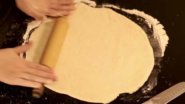 Close-up pizza maken in huis keuken voor hobby. — Stockvideo