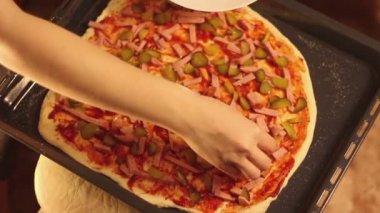 Hobi için ev mutfakta pizza telafi kapatın.