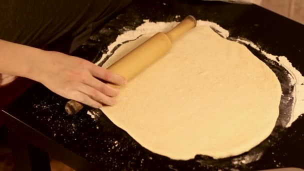 Close-up pizza maken in huis keuken voor hobby. — Stockvideo