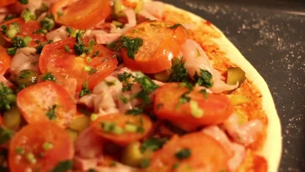 Close up fare la pizza in cucina a casa per hobby . — Video Stock