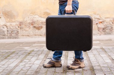 Bir bavul tutan el mans