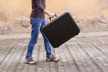 Bir bavul tutan el mans