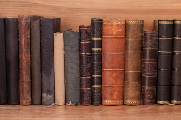 木製の棚に古い本. — ストック写真
