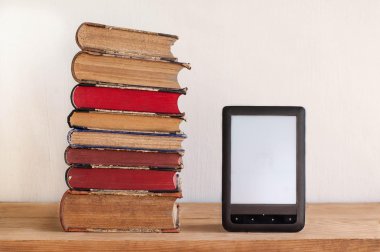 Eski kitap ve ebook üzerinde ahşap raf yalan yığını  