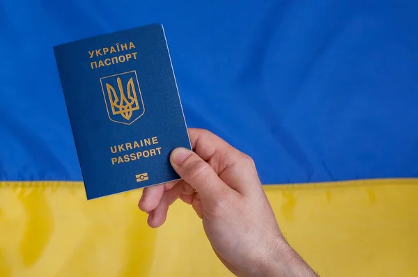 Passaporte no fundo da bandeira ucraniana — Fotografia de Stock