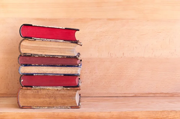スタックは、昔の木製の棚の上に横たわる本します。 — ストック写真