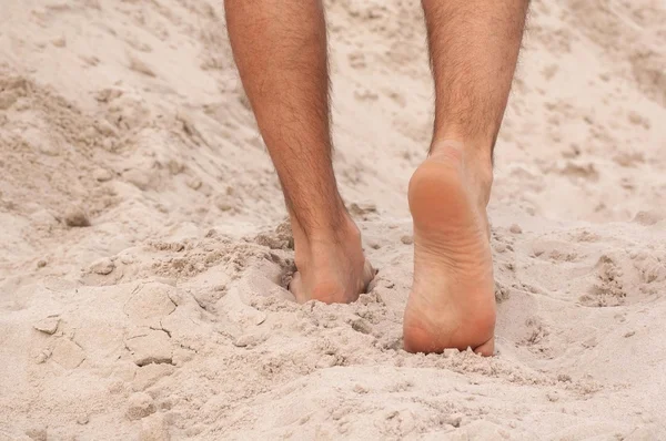 Mans noha šlápne na písku — Stock fotografie