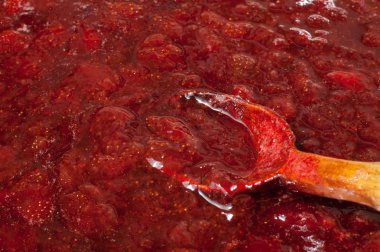 çilek reçeli pişirme