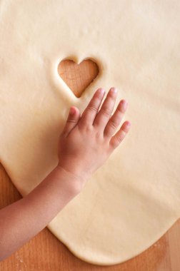 Kalp şeklinde kurabiye yapmak