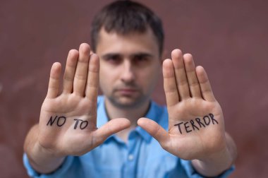 Adam bir yazıt No terör palm jestle gösterir