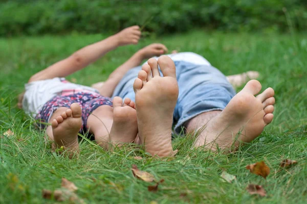 Vater und Tochter liegen auf grünem Gras — Stockfoto