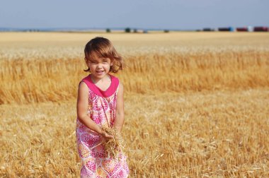 Buğday tarlasında güzel küçük kız