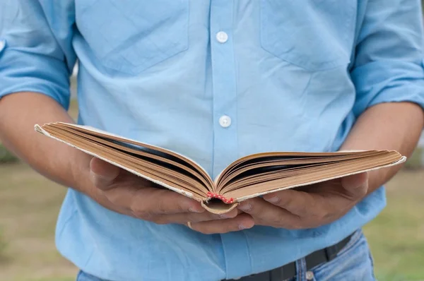 Homem segurando livro aberto. — Fotografia de Stock