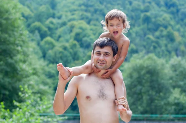 Niña sentado padre hombro —  Fotos de Stock