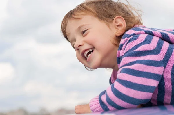 Retrato de cerca de una niña sonriente —  Fotos de Stock