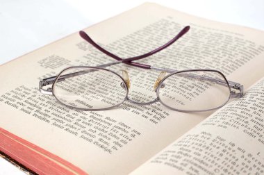 Açık eski kitap ve gözlük