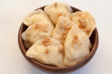 Pastırma bir kil kase ile köfte