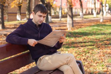 bir gazete okuyan adam