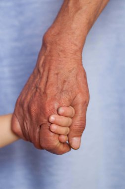 genç ve yaşlı eller