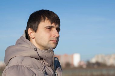 yakışıklı bir adam açık havada