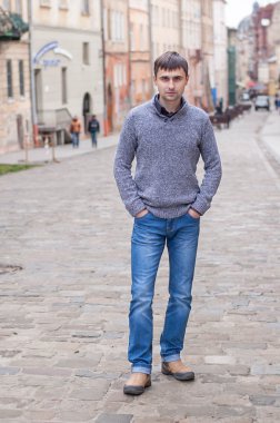 Gülümseyen adam şehirde yürüyüş