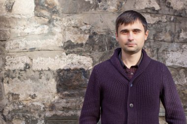 Eski duvarının yakınında duran genç adam