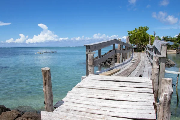 Samoa 'da ahşap geçit