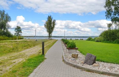 Biz sık sık bu ormandaki dinlenme alanında dinlenmeye geliriz. Burada güzel bir doğa ve göl var. Burada yüzer ve kayıkla gezeriz..