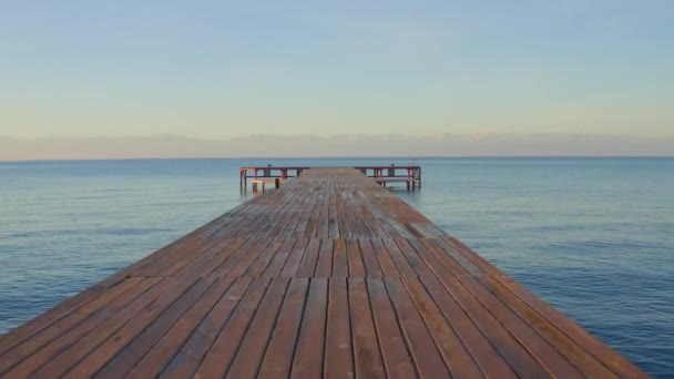 Yumuşak Sabah Güneşinde Gölün Mavi Suyunun Arka Planında Kahverengi Ahşap — Stok video