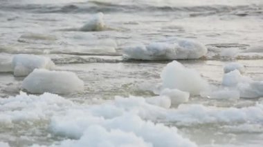 Arktik buz kütleleri birbirine yakın dalgalarda sallanıyordu. Değişim ve küresel ısınma, buzulların erimesi ve yükselen su seviyeleri. Beyaz buz yüzüyor.