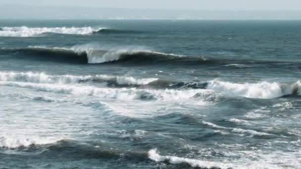 Uma grande tempestade forte no oceano em câmara lenta. As ondas verdes escuras do mar sobem e colapsam com grande poder, transformando-se em uma enorme espuma branca. Seascape com sensações intensas e cores nubladas. — Vídeo de Stock