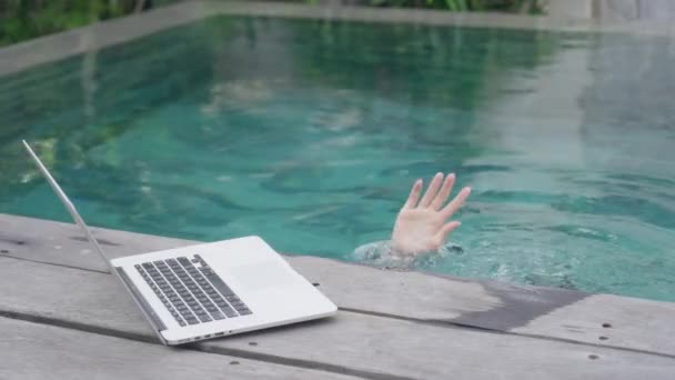 Человек в отпуске торчит одна рука из-под воды бассейна и волны к коллегам через видеосвязь Существует ноутбук рядом с бассейном и человек показывает жесты увидеть вас позже — стоковое видео