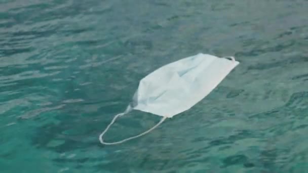 Medische Masker Drijven Zee Groen Water Gedurende Dag Sluit Maar — Stockvideo