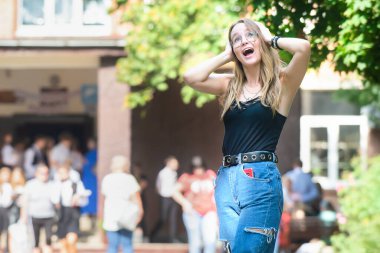 Duygusal bir kız duygularını ifade eder..