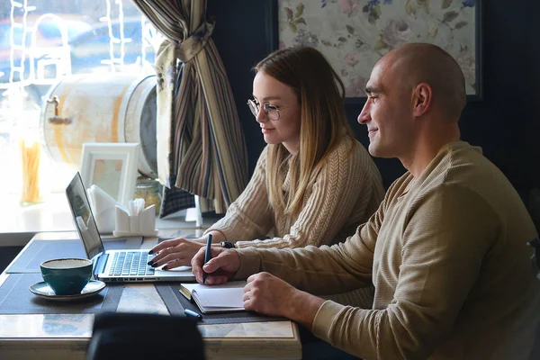 Öğle yemeği sırasında iş ortakları toplantısı